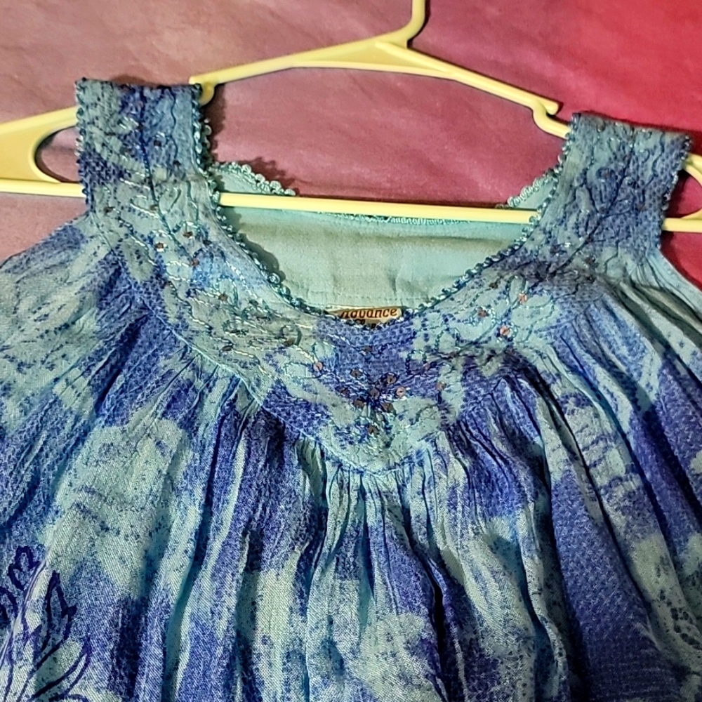 Sleeveless v neck top blue rose patten .